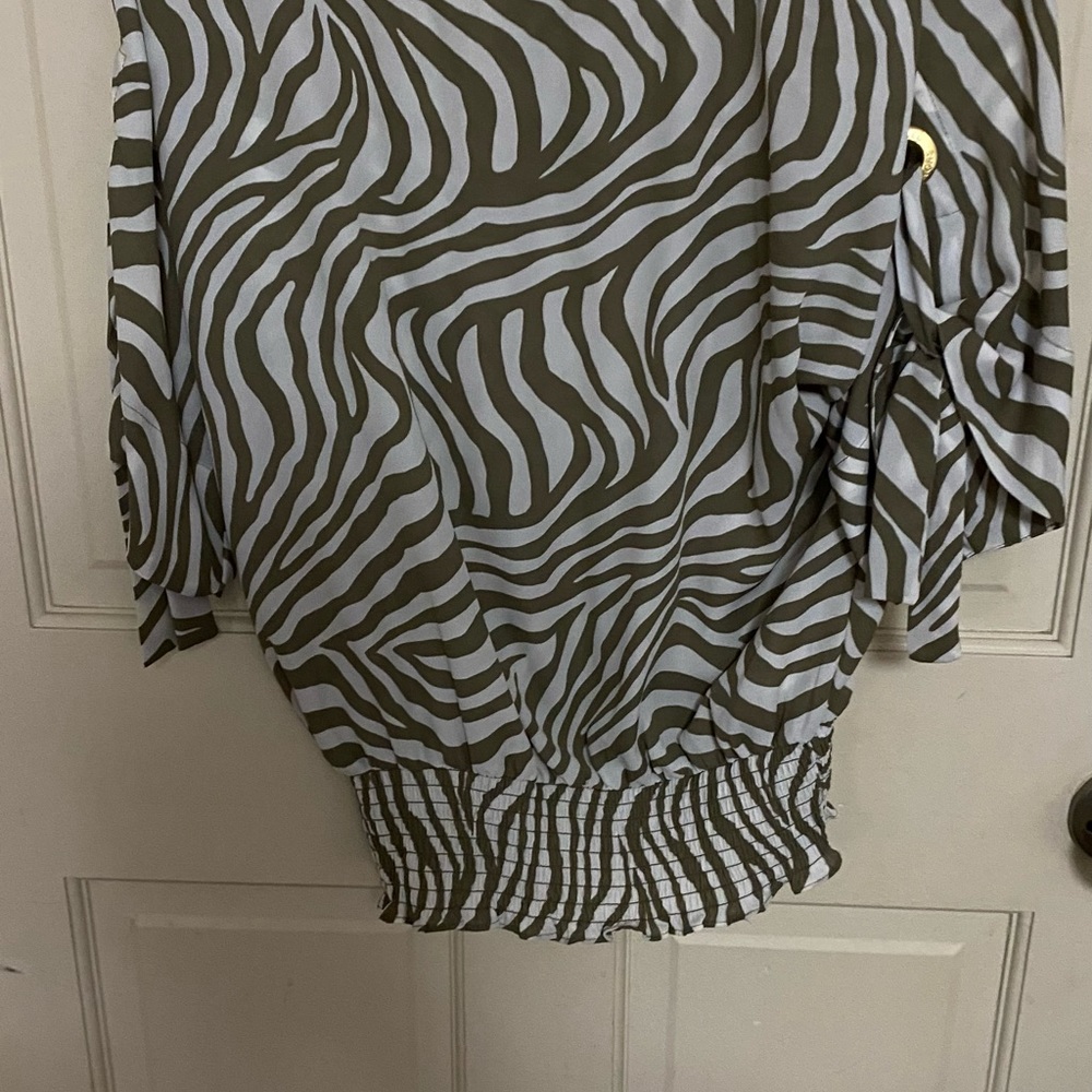 Women’s sizes small - Picture 2 of 3